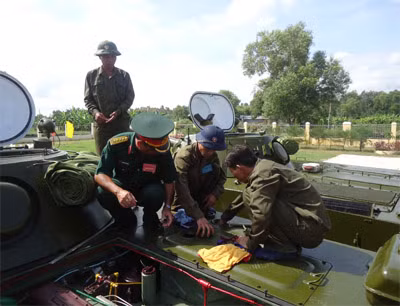 Tham gia nội dung thi bảo quản xe tăng