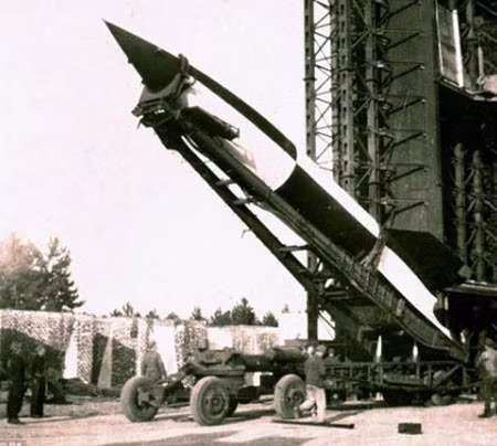 V-2: “ICBM” có uy lực khiêm tốn nhất. Quốc gia sản xuất: Đức, phóng lần đầu năm 1942. Trọng lượng phóng 13 tấn, tầm bắn 320 km. Đứa con của ông tổ tên lửa phát xít Werner von Brown và được mệnh danh là “vũ khí báo thù” - Vergeltungswaffe-2 - được coi là ICBM có tính năng khiêm tốn nhất: mỗi quả tên lửa này phóng vào London chỉ giết được… 2 người. Nhưng nó lại là nền tảng tuyệt với cho cả Mỹ và Liên Xô phát triển các tên lửa hạt nhân tương lai.