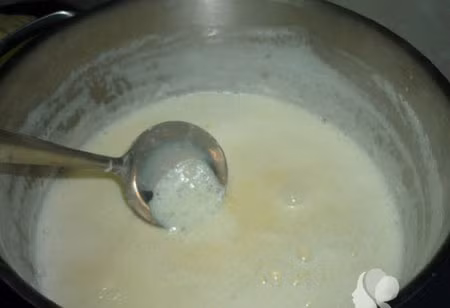 Lưu ý: Chất saponin làm cho đậu nành có hiện tượng “sôi giả” (khi đun chưa sôi nhưng đậu nành đã sủi bọt), khiến cho nhiều người tưởng lầm là đậu nành đã sôi và chín. Khi đun sôi sữa cũng phải mở nắp. Sỡ dĩ làm như vậy là để các chất độc hại bốc hơi cùng với hơi nước ra ngoài.