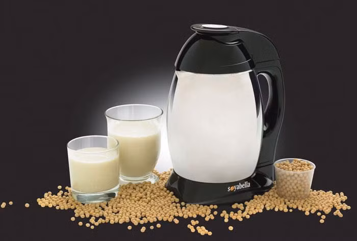 5. Tránh uống sữa chưa nấu chin: Sữa đậu nành chưa được nấu chín có chứa các chất độc hại, khi uống sẽ dẫn đến quá trình chuyển hóa chất đạm và gây ra các triệu chứng bất lợi cho cơ thể. Trong sữa đậu nành chưa nấu chín có chứa chất ức chế men trypsin, saponin và một số chất không có lợi khác nên khi uống vào sẽ gây ra buồn nôn, nôn, đau bụng đi ngoài… thậm chí ngộ độc.