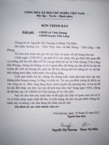 Lá đơn kiến nghị chị Thương và chị Hiền gửi UBND xã Vinh Quang cùng UBND huyện Tiên Lãng. Lá đơn kiến nghị chị Thương và chị Hiền gửi UBND xã Vinh Quang cùng UBND huyện Tiên Lãng.