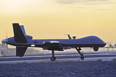 Máy bay chiến đấu F-22 và UAV MQ-9 Predator của Mỹ Máy bay chiến đấu F-22 và UAV MQ-9 Predator của Mỹ