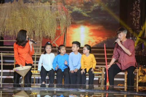 Hai ca sĩ trẻ diễn xuất trong tiết mục Túp lều lý tưởng. Hai ca sĩ trẻ diễn xuất trong tiết mục Túp lều lý tưởng.