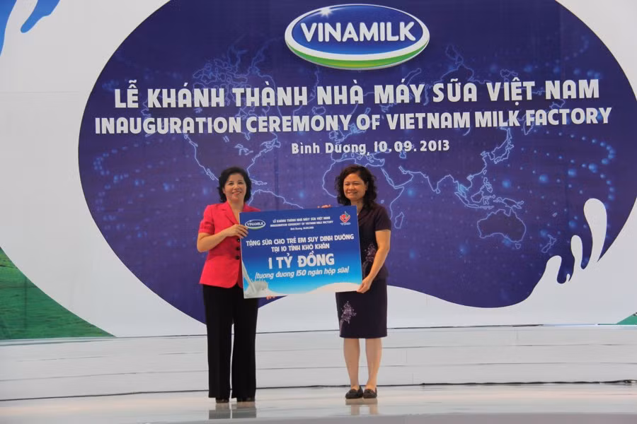 Bà Mai Kiều Liên, Tổng giám đốc Vinamilk (bên trái) tặng sữa cho trẻ em suy dinh dưỡng. Bà Mai Kiều Liên, Tổng giám đốc Vinamilk (bên trái) tặng sữa cho trẻ em suy dinh dưỡng.