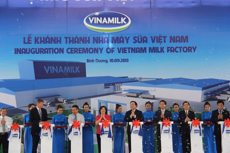 Các đại biểu cắt băng khánh thành Nhà máy sữa Việt Nam. Các đại biểu cắt băng khánh thành Nhà máy sữa Việt Nam.