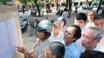Phụ huynh học sinh xem bảng thông báo về học phí của năm học 2011-2012 tại Trường tiểu học Trung Tự (quận Đống Đa, Hà Nội) Phụ huynh học sinh xem bảng thông báo về học phí của năm học 2011-2012 tại Trường tiểu học Trung Tự (quận Đống Đa, Hà Nội)