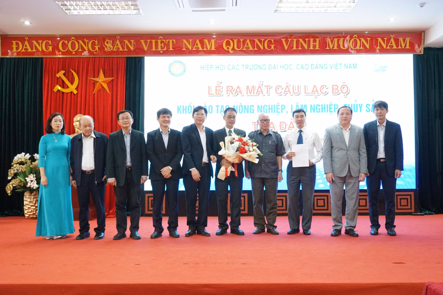 Tiến sĩ Lê Viết Khuyến - - Phó Chủ tịch Hiệp hội Các trường đại học, cao đẳng Việt Nam (thứ 4 từ phải qua trái) trao tặng quyết định, hoa chúc mừng cho Ban chủ nhiệm Câu lạc bộ. (Ảnh: Nguyên Phương) Tiến sĩ Lê Viết Khuyến - - Phó Chủ tịch Hiệp hội Các trường đại học, cao đẳng Việt Nam (thứ 4 từ phải qua trái) trao tặng quyết định, hoa chúc mừng cho Ban chủ nhiệm Câu lạc bộ. (Ảnh: Nguyên Phương)
