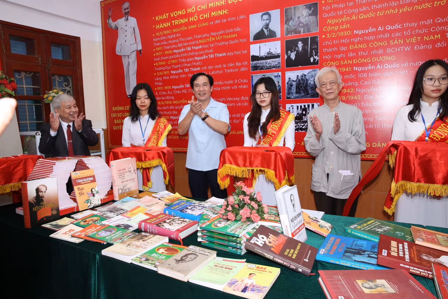 Trường Trung học phổ thông Đông Đô khai trương Không gian văn hoá Hồ Chí Minh.