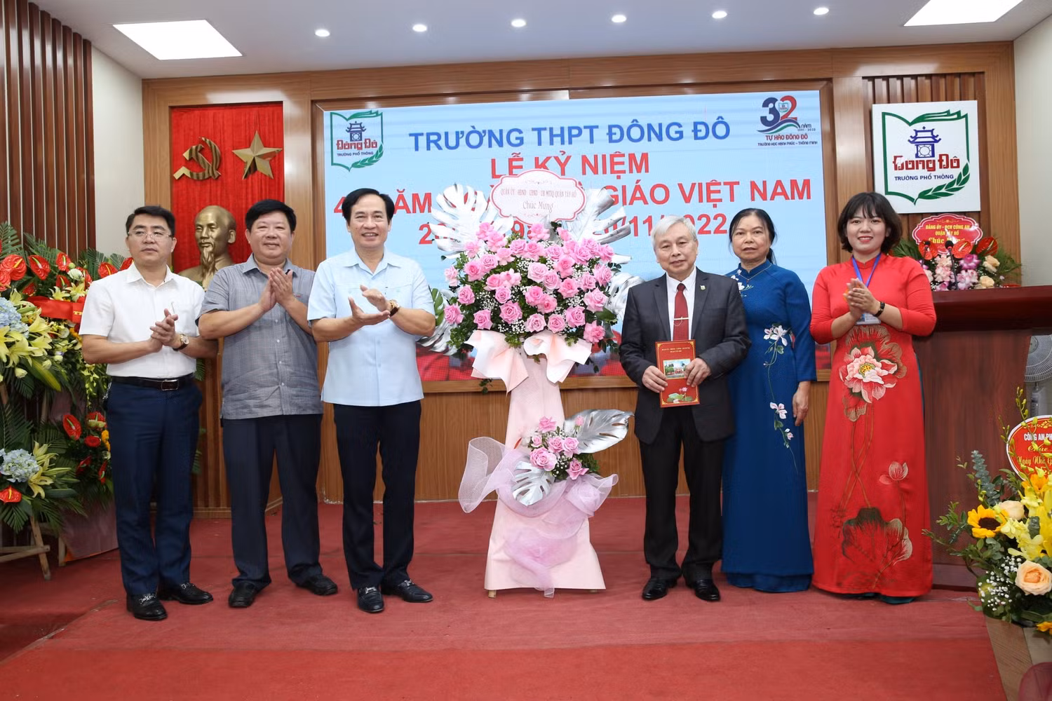 Lãnh đạo Quận Tây Hồ tặng hoa chúc mừng nhà trường.