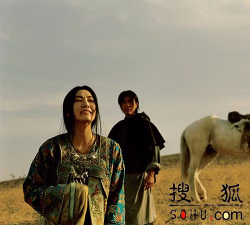 Dưới sắc lệnh nghiêm cấm võ thuật của triều Mãn Thanh, Phong Hỏa Liên Thành ra tay tàn sát võ lâm. Vâng lệnh sư phụ, nhóm Thất Kiếm, quy tụ bảy tay kiếm kiệt xuất của núi Thiên Sơn quyết ngăn Phong Hỏa Liên Thành làm điều ác, bảo vệ nhân gian khỏi một trường tai kiếp. Dưới sắc lệnh nghiêm cấm võ thuật của triều Mãn Thanh, Phong Hỏa Liên Thành ra tay tàn sát võ lâm. Vâng lệnh sư phụ, nhóm Thất Kiếm, quy tụ bảy tay kiếm kiệt xuất của núi Thiên Sơn quyết ngăn Phong Hỏa Liên Thành làm điều ác, bảo vệ nhân gian khỏi một trường tai kiếp.