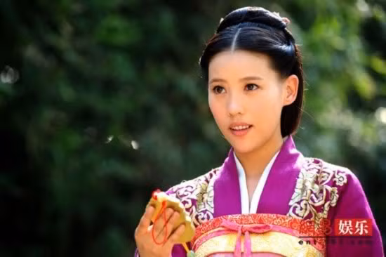Nội dung của Đế Cẩm xoay quanh một bí mật kinh thiên động địa phía sau ngai vàng. Nữ chính Bảo Cẩm do Thi Diễm Phi đảm nhận là một cô nương có 2 bộ mặt: sự mạnh mẽ mà nam nhân cũng phải nể phục ẩn giấu sau vẻ ôn nhu yếu đuối của một tiểu cô nương. Nội dung của Đế Cẩm xoay quanh một bí mật kinh thiên động địa phía sau ngai vàng. Nữ chính Bảo Cẩm do Thi Diễm Phi đảm nhận là một cô nương có 2 bộ mặt: sự mạnh mẽ mà nam nhân cũng phải nể phục ẩn giấu sau vẻ ôn nhu yếu đuối của một tiểu cô nương.