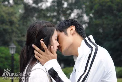 Cũng từ đây, hai người dần nảy sinh tình cảm... Cũng từ đây, hai người dần nảy sinh tình cảm...