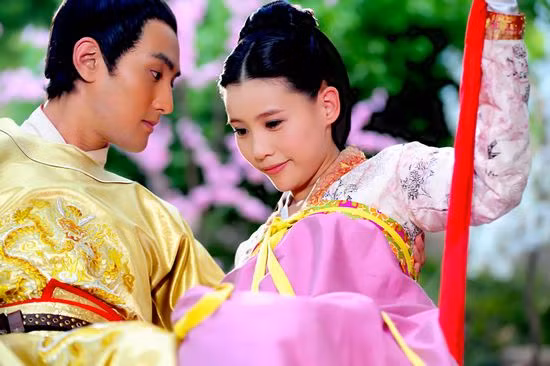 Vì muốn đền nợ nước thù nhà, Bảo Cẩm thề rằng sẽ lật đổ vương triều của tân hoàng đế (Kang Ta). Vì muốn đền nợ nước thù nhà, Bảo Cẩm thề rằng sẽ lật đổ vương triều của tân hoàng đế (Kang Ta).