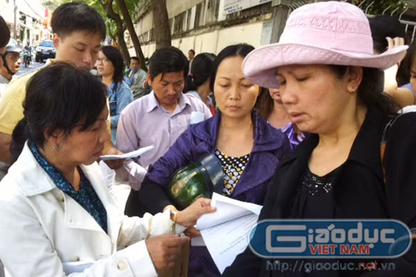 Các phụ huynh phẫn nộ vì học sinh thành phố học giỏi như vậy, với trung bình mỗi môn thi trên 8 điểm mà không đậu, trong khi đó vùng sâu vùng xa, điểm thi kém hơn rất nhiều lại đậu. >>NHỮNG NGƯỜI NỔI TIẾNG TỪNG TRƯỢT ĐẠI HỌC