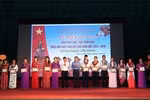Ông Lê Khắc Nam, Phó chủ tịch Ủy ban nhân dân thành phố Hải Phòng và ông Lê Trung Kiên, Bí thư Quận ủy Lê Chân trao thưởng giáo viên và học sinh giỏi (Ảnh: Lã Tiến)