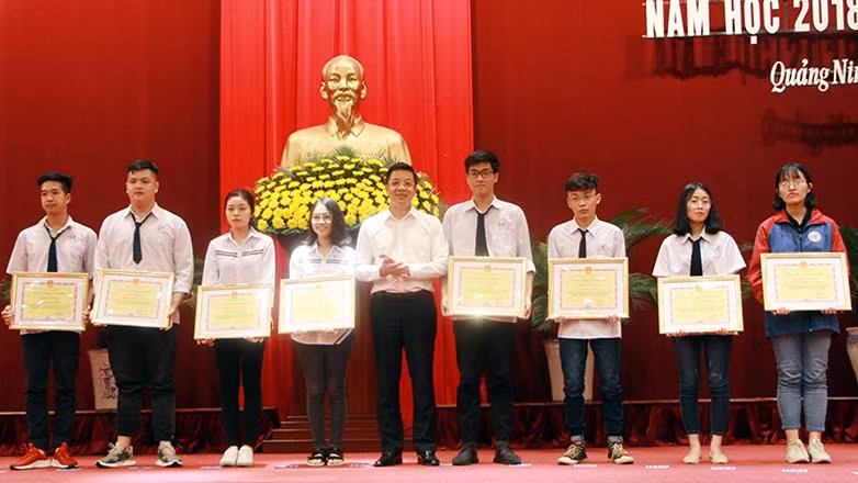 Các em đoạt giải tại cuộc thi Khoa học kỹ thuật quốc gia năm học 2018-2019 nhận bằng khen của Ủy ban nhân dân tỉnh Quảng Ninh (Ảnh: CTV)