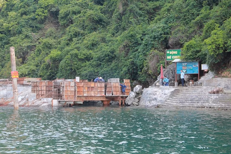 Nhiều công trình xây dựng đang thi công rầm rộ trong vùng lõi vịnh Hạ Long (Ảnh: Lã Tiến)