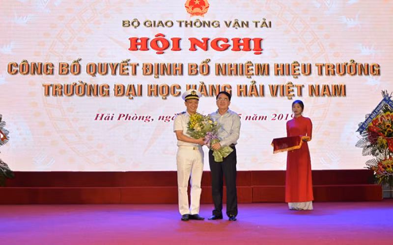 Ông Lê Khắc Nam, Phó chủ tịch Ủy ban nhân dân thành phố Hải Phòng chúc mừng ông Phạm Xuân Dương trên cương vị mới. (Ảnh: CTV)