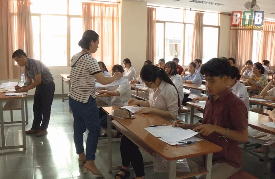 Giám thị phát đề thi cho các thí sinh. Ảnh: Báo Thái Bình. Giám thị phát đề thi cho các thí sinh. Ảnh: Báo Thái Bình.