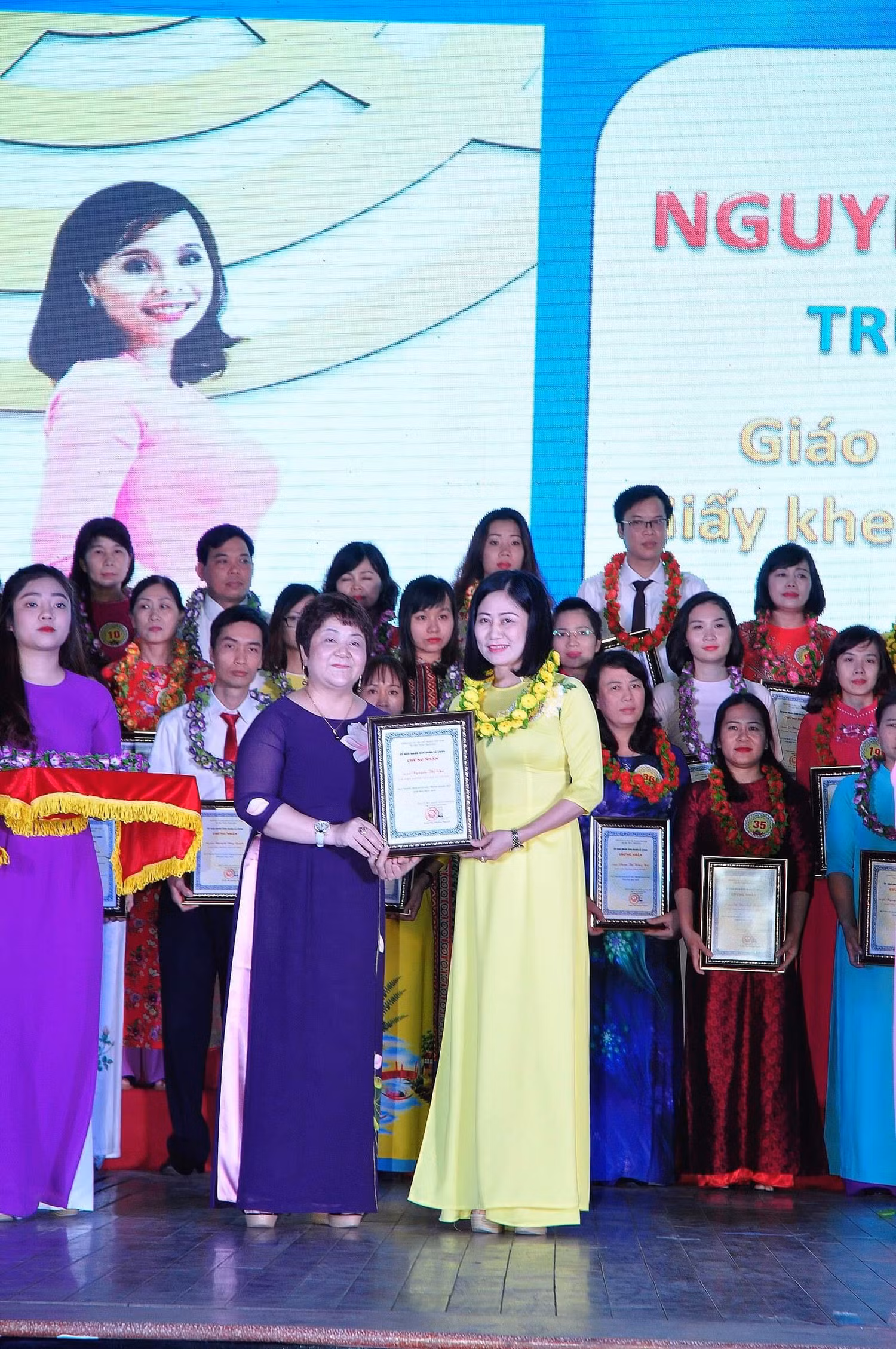 Cô giáo Trần Minh Hường được Ủy ban nhân dân quận Lê Chân biểu dương, khen thưởng (Ảnh: CTV)