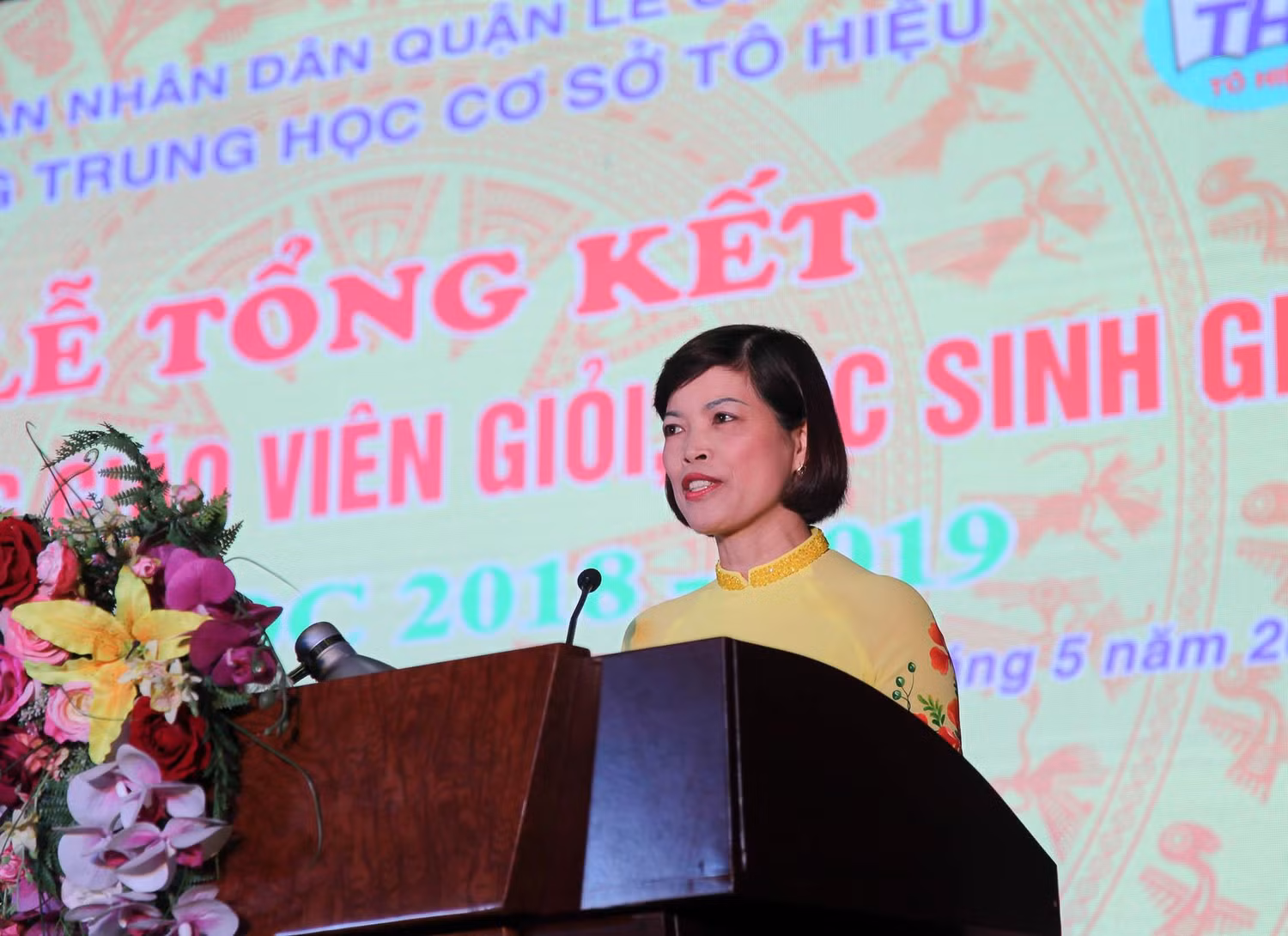 Cô giáo Lê Thị Minh Tâm, Hiệu trưởng Trường Trung học cơ sở Tô Hiệu báo cáo những kết quả nhà trường đạt được trong năm học vừa qua (Ảnh: Lã Tiến)