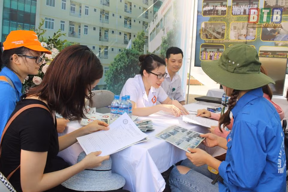 Sinh viên trường Đại học Y Dược Thái Bình được tư vấn, định hướng nghề nghiệp sau khi ra trường (Ảnh: Báo Thái Bình) Sinh viên trường Đại học Y Dược Thái Bình được tư vấn, định hướng nghề nghiệp sau khi ra trường (Ảnh: Báo Thái Bình)