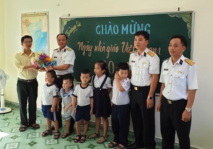 Thầy giáo đón nhận bó hoa tri ân của lực lượng hải quân trên đảo. (Ảnh: H.T)