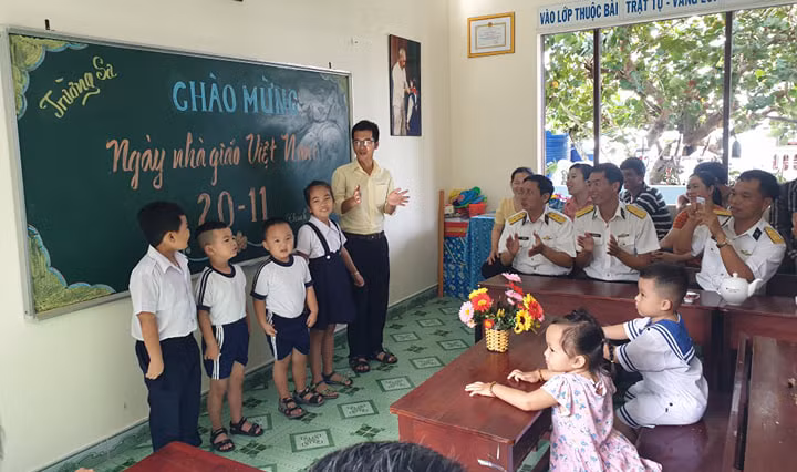 Tiết mục văn nghệ của thầy và trò trường Tiểu học thị trấn Trường Sa. (Ảnh: H.T)