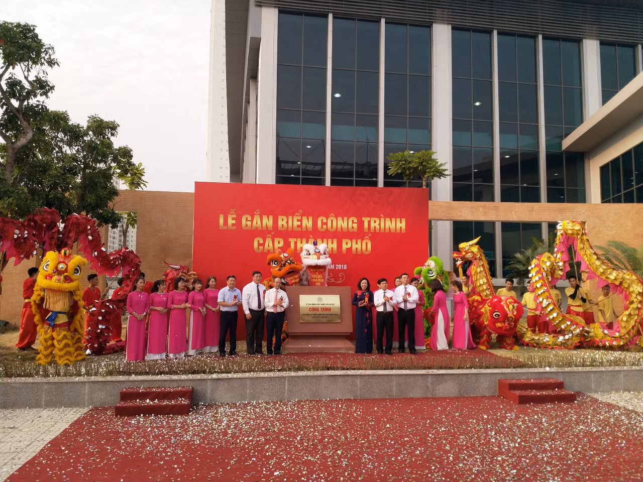 Các đại biểu thực hiện nghi lễ gắn biển công trình cấp thành phố Trung tâm Văn hóa - Thông tin thể thao quận Hoàng Mai. Ảnh: Cổng thông tin điện tử quận Hoàng Mai.