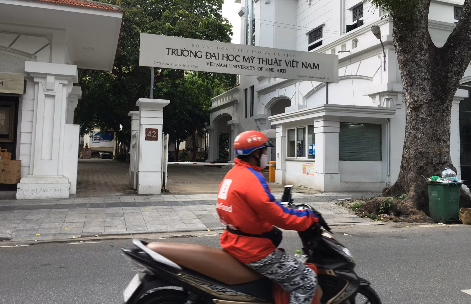 Trường Đại học Mỹ Thuật Việt Nam cấp bằng đại học, bảng điểm cho sinh viên thiếu điểm môn học có đúng quy định. Ảnh: Vũ Phương.