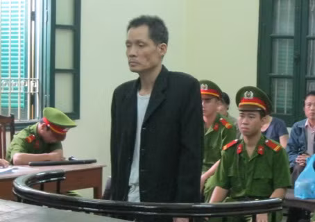 Bị cáo Tuấn trước vành móng ngựa Bị cáo Tuấn trước vành móng ngựa