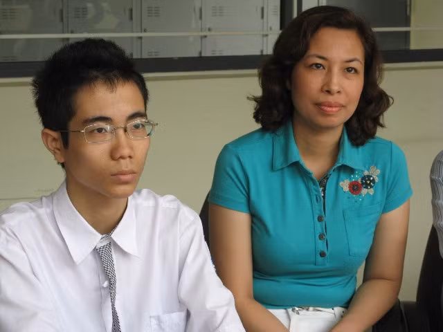 Cô Đặng Nguyệt Anh và em Nguyễn Trung Hiếu, tác giả bài văn "Nghĩ về đồng tiền" từng gây sự chú ý rất lớn trong dư luận.