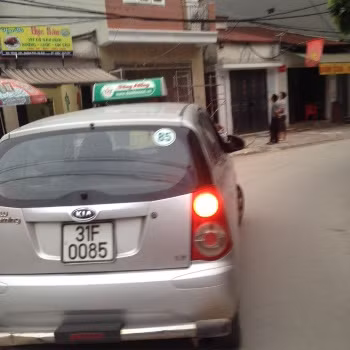 Hai chiếc taxi "dù" mang lo go, phù hiệu, số điện thoại của hãng taxi Sông Hồng bị Công an quận Hoàng Mai phát hiện vào ngày 16/4/2014.