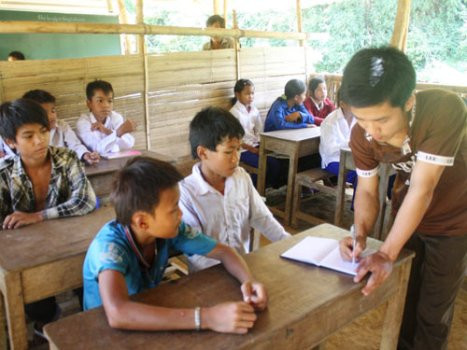 Cần thiết hỗ trợ giáo viên, nhân viên chăm sóc, cho các em học sinh ăn trưa.