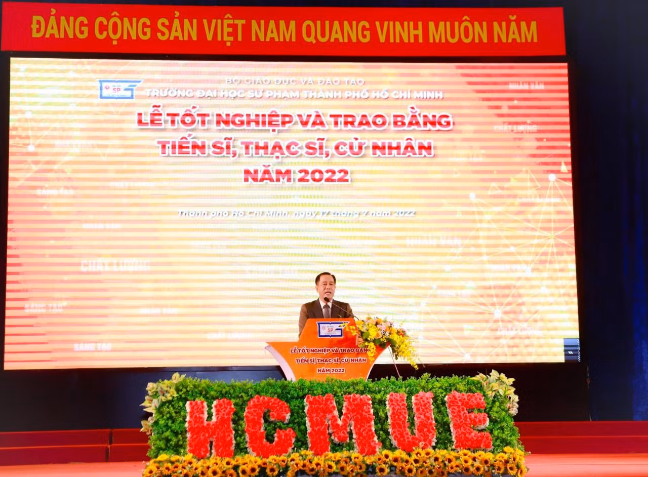 Giáo sư, Tiến sĩ Huỳnh Văn Sơn nhắn gửi tới các tân cử nhân, thạc sĩ, tiến sĩ sống tử tế, làm nghề chuyên nghiệp và sáng tạo. Giáo sư, Tiến sĩ Huỳnh Văn Sơn nhắn gửi tới các tân cử nhân, thạc sĩ, tiến sĩ sống tử tế, làm nghề chuyên nghiệp và sáng tạo.