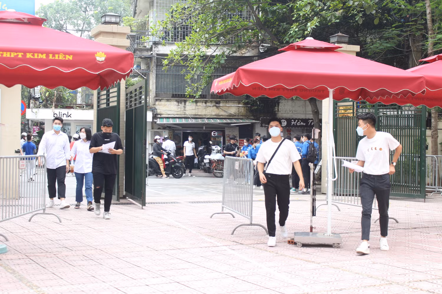 Từ 13 giờ ngày, tại điểm thi Trường Trung học phổ thông Kim Liên, các thí sinh đã bắt đầu có mặt để tìm phòng thi và làm thủ tục dự thi. (Ảnh: Phạm Minh)