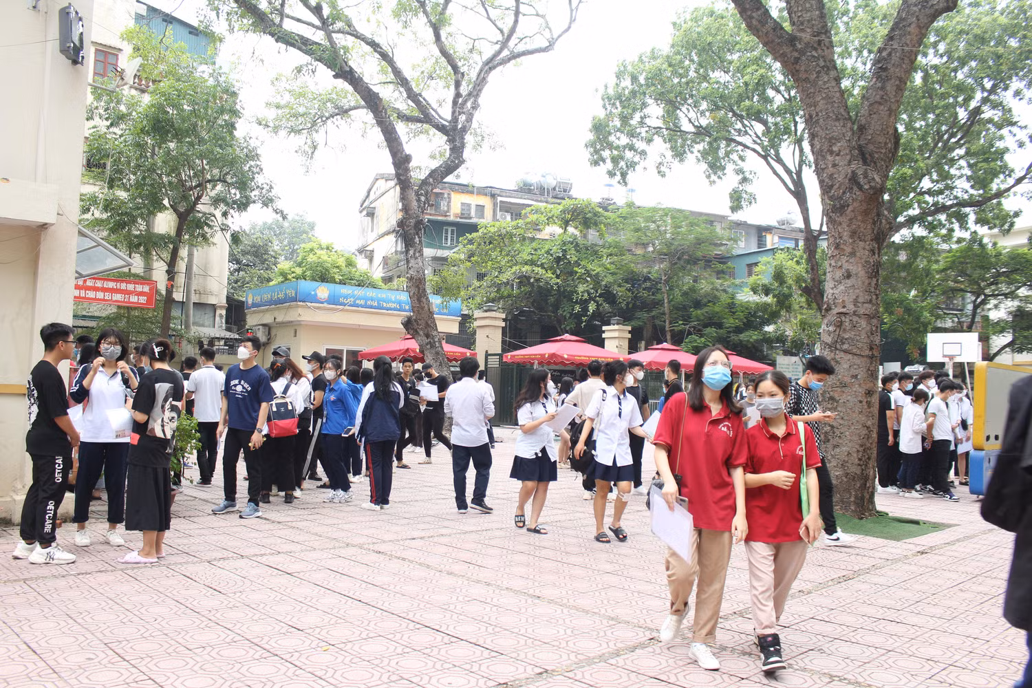Trước giờ làm thủ tục dự thi tại điểm thi Trường Trung học phổ thông Kim Liên, Hà Nội. (Ảnh: Phạm Minh)