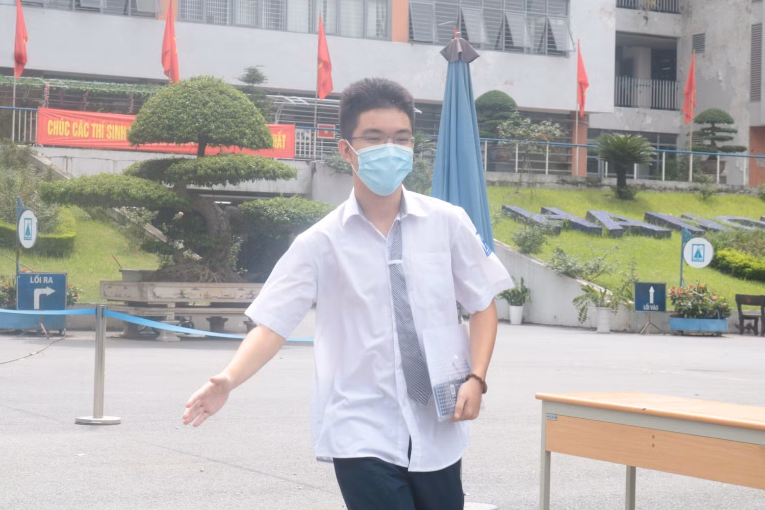 Anh Khôi là thí sinh ra đầu tiên tại điểm thi trường Trung học phổ thông chuyên Hà Nội - Amsterdam. Ảnh: Doãn Nhàn