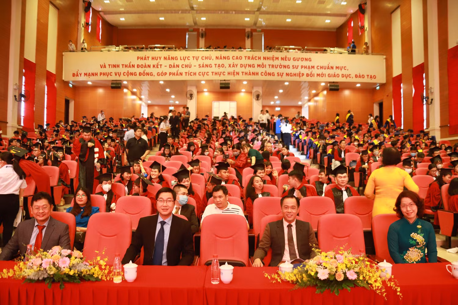 Trường Đại học Sư phạm Thành phố Hồ Chí Minh đã tổ chức Lễ tốt nghiệp và trao bằng cho 552 học viên Cao học, 20 nghiên cứu sinh và 4055 cử nhân. Trường Đại học Sư phạm Thành phố Hồ Chí Minh đã tổ chức Lễ tốt nghiệp và trao bằng cho 552 học viên Cao học, 20 nghiên cứu sinh và 4055 cử nhân.