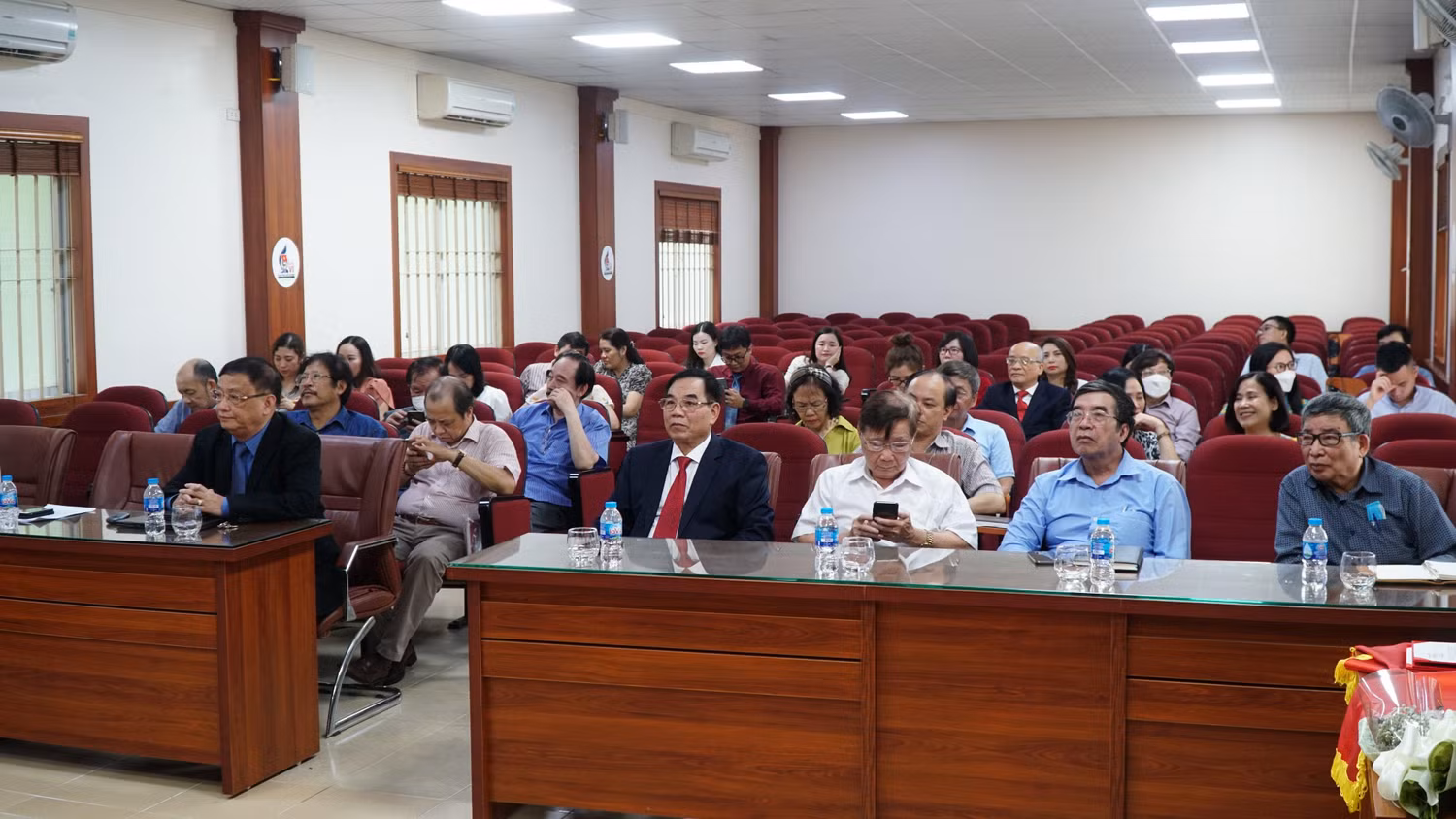 Lễ công bố quyết định bổ nhiệm chức danh lãnh đạo trường và các đơn vị của Trường Đại học Hoà Bình. (Ảnh: NTCC) Lễ công bố quyết định bổ nhiệm chức danh lãnh đạo trường và các đơn vị của Trường Đại học Hoà Bình. (Ảnh: NTCC)