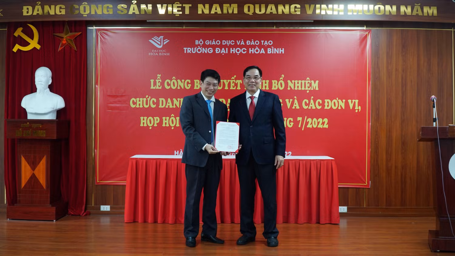 Tiến sĩ Nguyễn Văn Ngữ - Chủ tịch Hội đồng trường trao quyết định bổ nhiệm cho Phó Giáo sư, Tiến sĩ Đào Văn Đông. (Ảnh: NTCC) Tiến sĩ Nguyễn Văn Ngữ - Chủ tịch Hội đồng trường trao quyết định bổ nhiệm cho Phó Giáo sư, Tiến sĩ Đào Văn Đông. (Ảnh: NTCC)