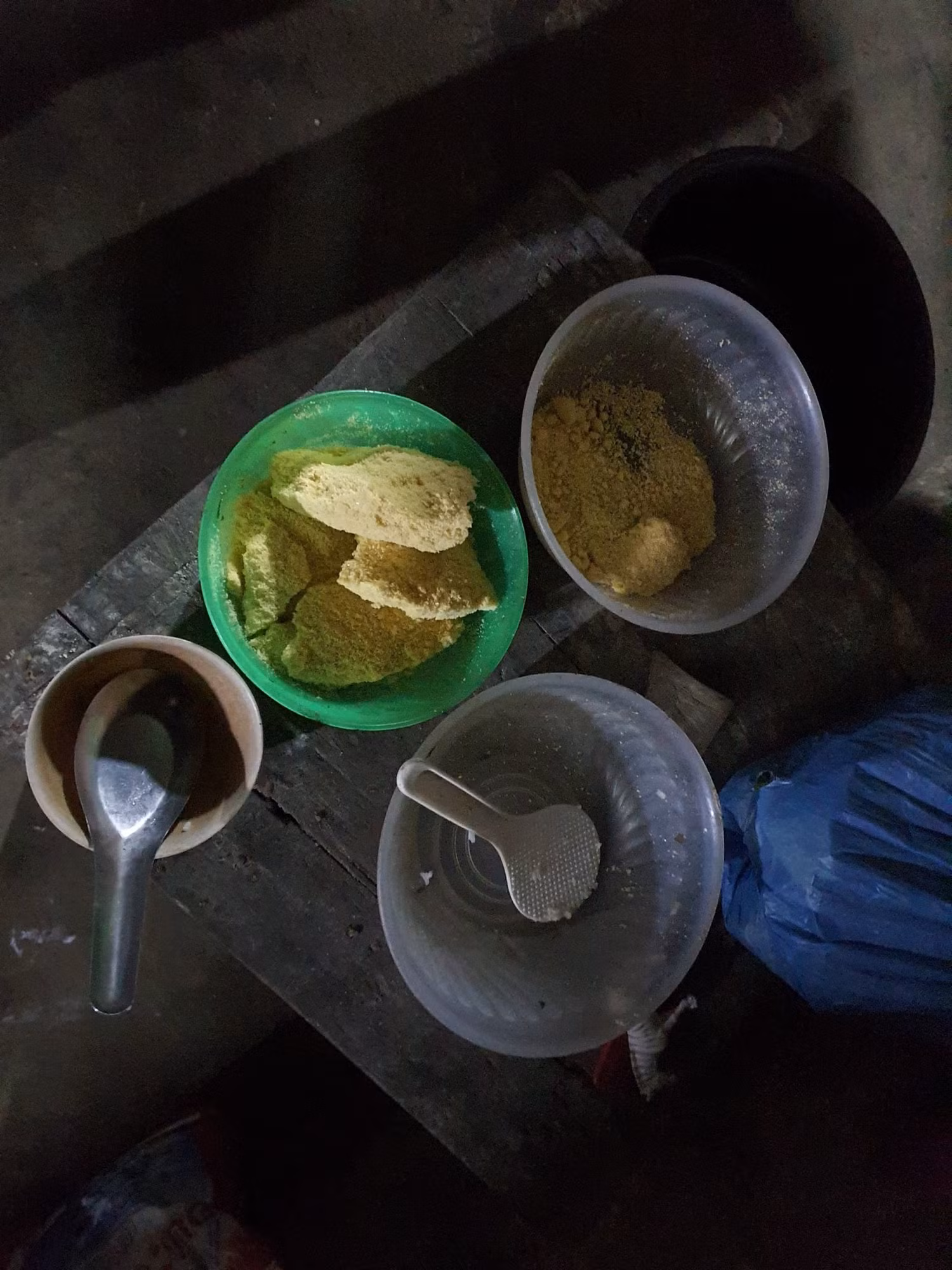 Bữa tối với mèn mén của 3 anh em. Ảnh: LC