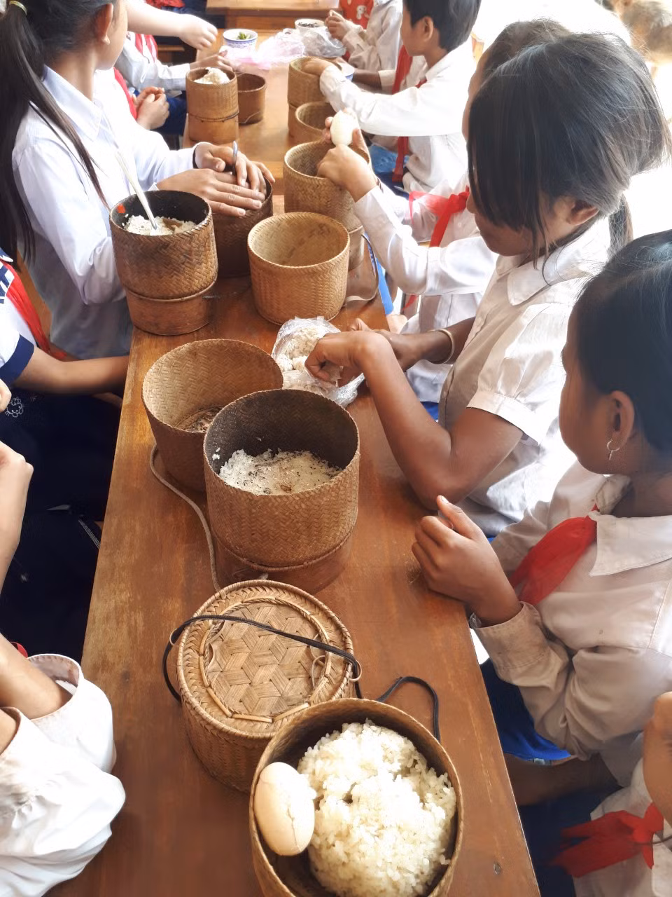Sau giờ học, bàn học được các em "tận dụng" thành bàn ăn.