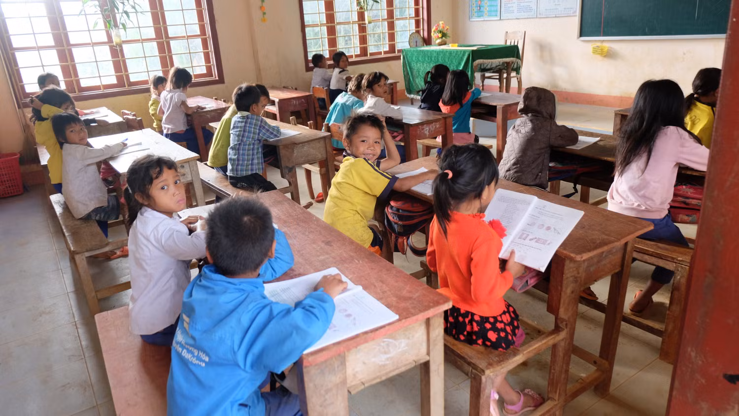 Lớp học với các em bây giờ vui hơn ở nhà.