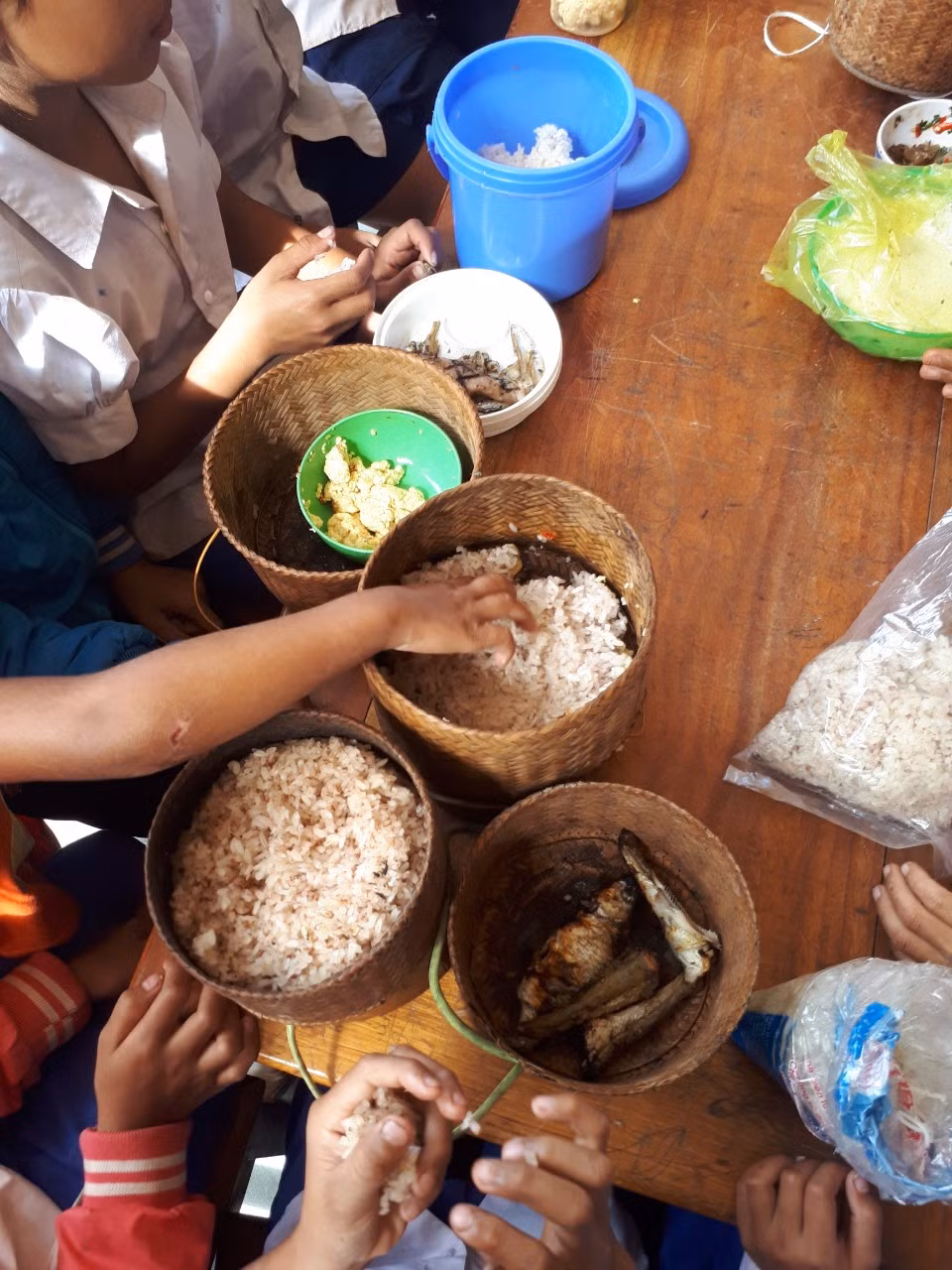 Bữa cơm có cá của học sinh trường Tiểu học Thanh.
