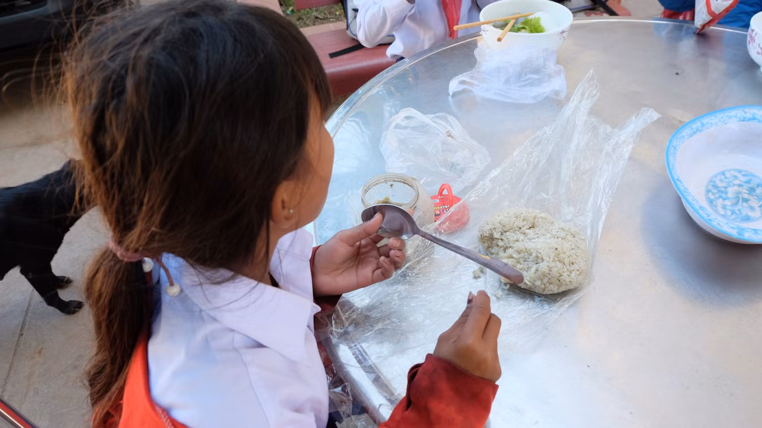 Bữa trưa là nắm cơm được bới từ sáng. Bữa trưa là nắm cơm được bới từ sáng.