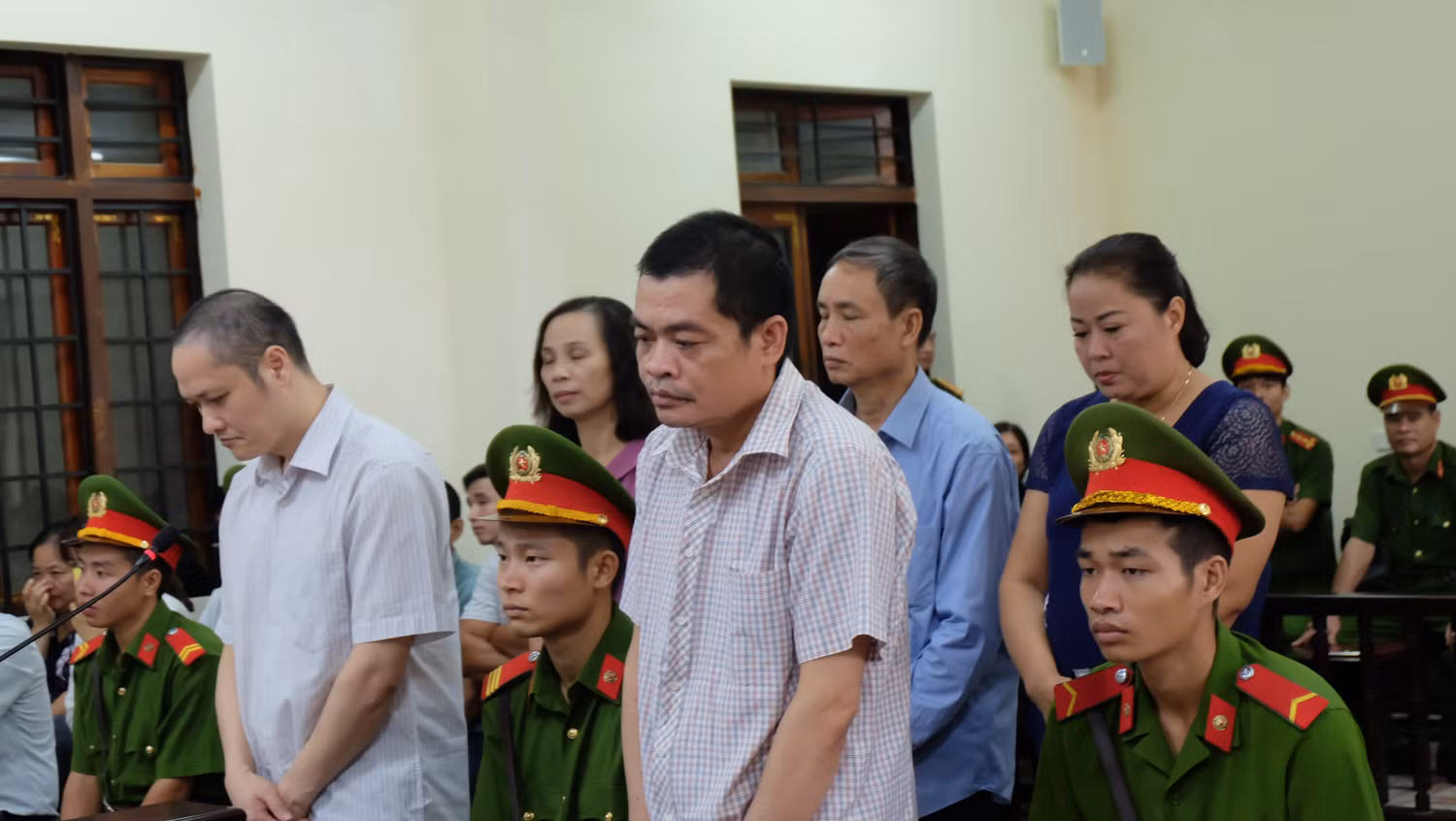 Các bị cáo hầu tòa trong vụ việc gian lận điểm thi Trung học phổ thông Quốc gia năm 2018. Ảnh: LC Các bị cáo hầu tòa trong vụ việc gian lận điểm thi Trung học phổ thông Quốc gia năm 2018. Ảnh: LC