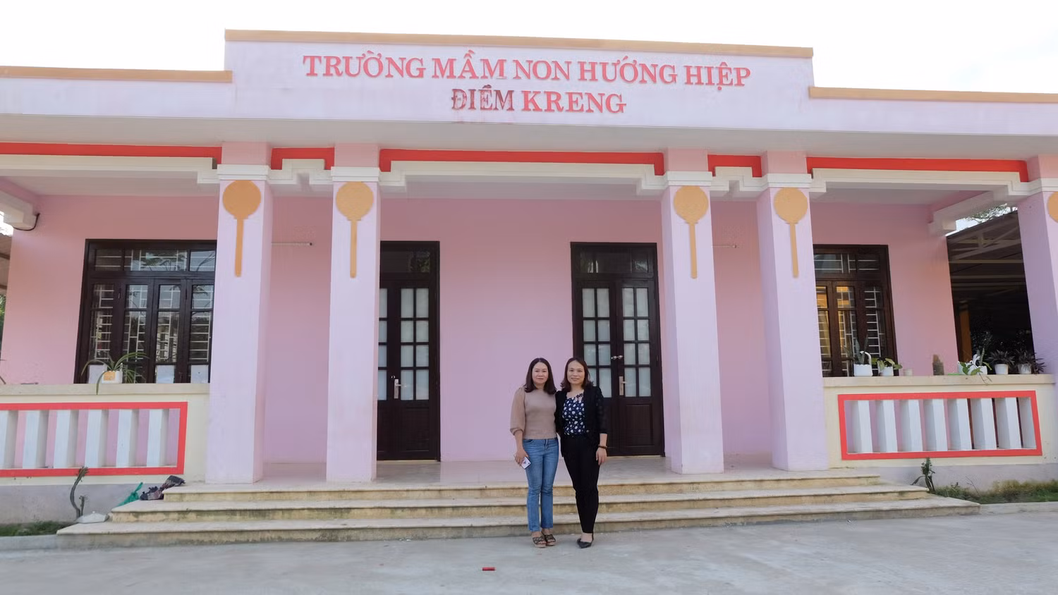 Cô giáo Hồ Thị Trung cùng cô giáo Trần Thị Thu - Hiệu trưởng Trường mầm non Hướng Hiệp thăm điểm trường Kreng. Ảnh: LC
