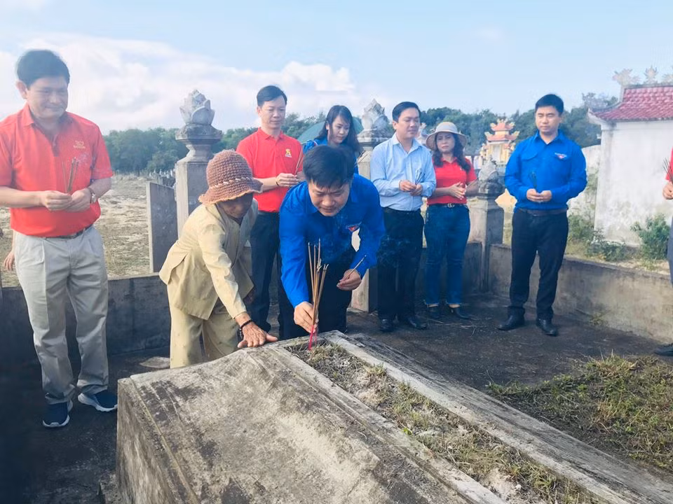Mẹ Việt Nam anh hùng Trần Thị Liền (SN 1930, trú tại thôn Nam Sơn, xã Trung Giang) cùng các bạn trẻ ra viếng phần mộ liệt sĩ Hoàng Đỏ (chồng mẹ Liền).