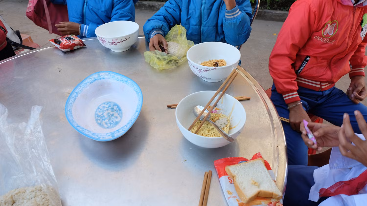 Bữa cơm trưa với mì tôm "không người lái". Bữa cơm trưa với mì tôm "không người lái".